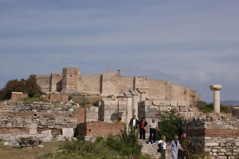 La colline d'Ayasuluk — La basilique Saint-Jean et la forteresse près d'Éphèse